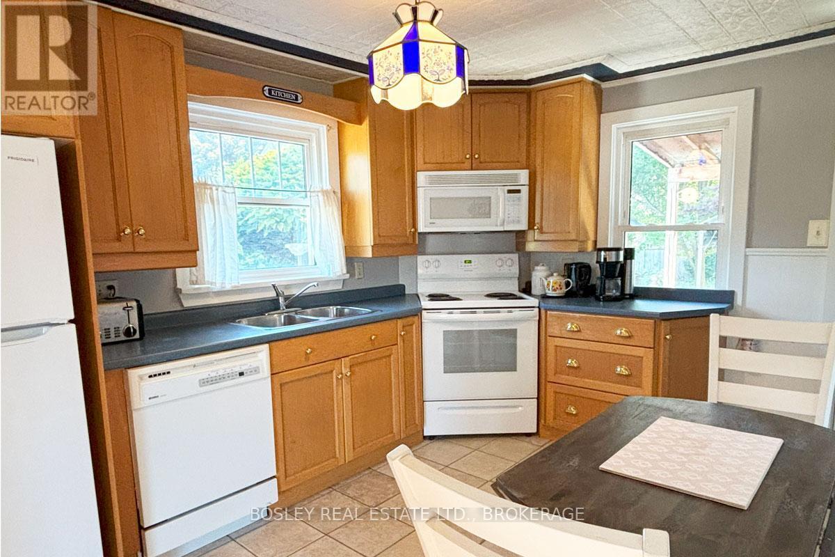 330 Mary Street, Niagara-On-The-Lake (Town), ON - Indoor Photo Showing Kitchen With Double Sink