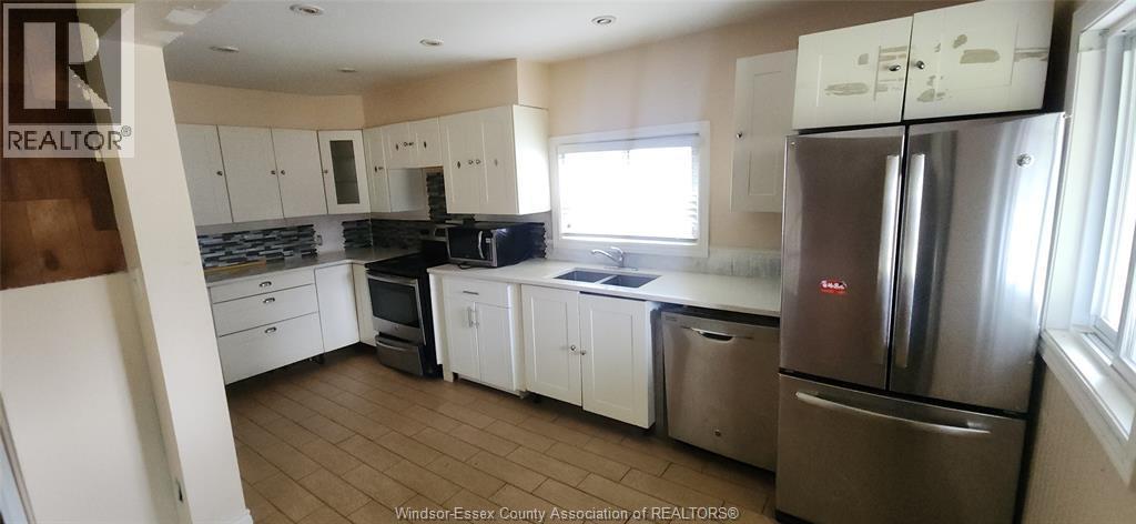 1256 California Avenue, Windsor, ON - Indoor Photo Showing Kitchen With Double Sink
