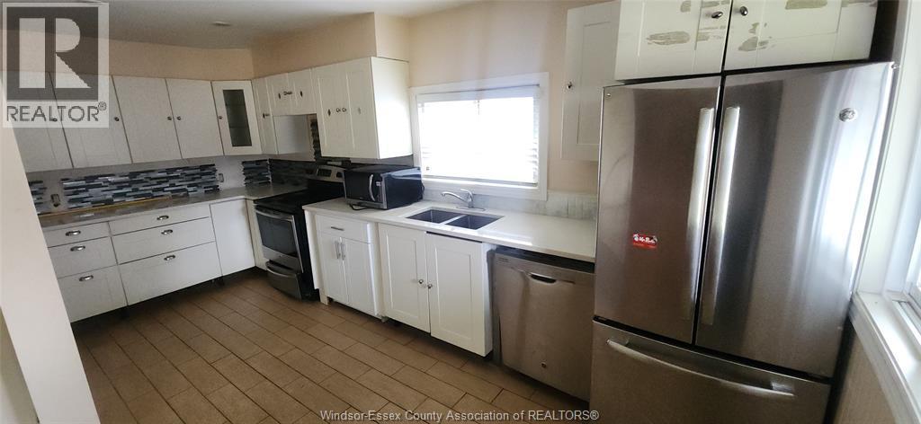 1256 California Avenue, Windsor, ON - Indoor Photo Showing Kitchen With Double Sink