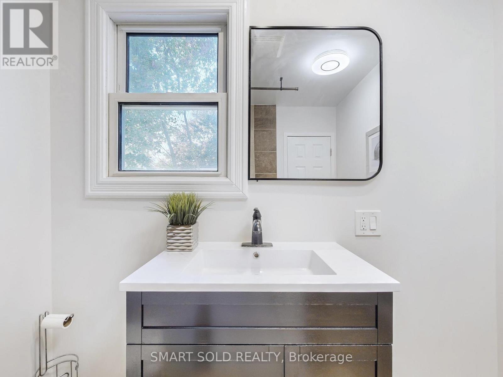 1051 Janette Street, Newmarket, ON - Indoor Photo Showing Bathroom