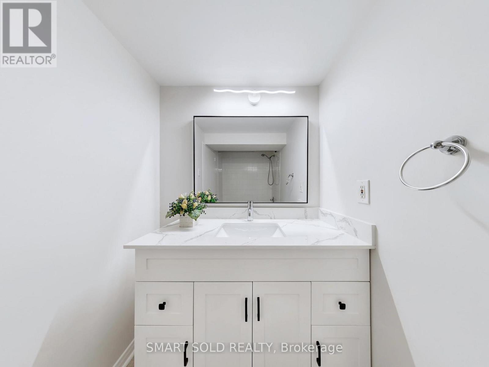 1051 Janette Street, Newmarket, ON - Indoor Photo Showing Bathroom