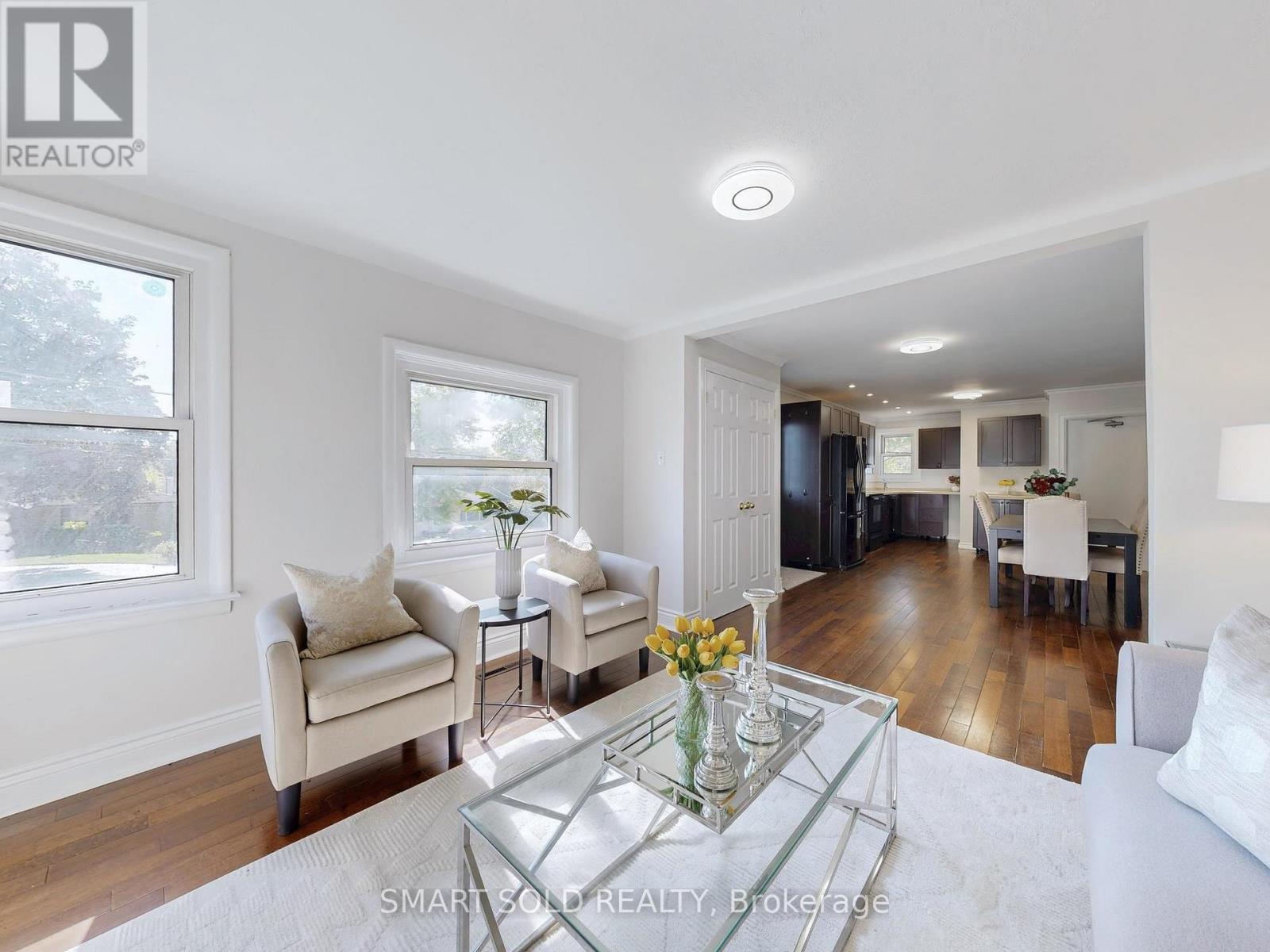 1051 Janette Street, Newmarket, ON - Indoor Photo Showing Living Room