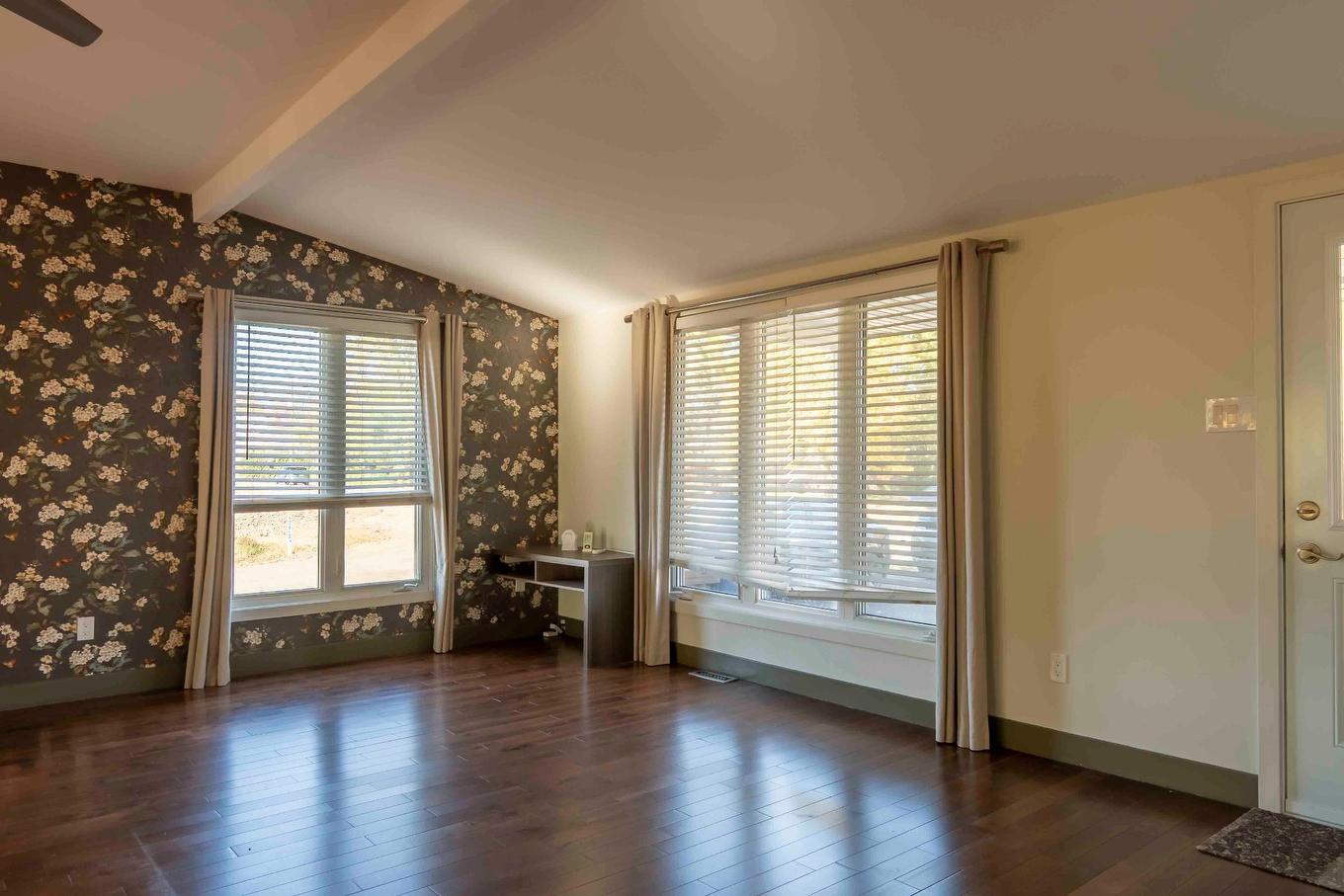 Salon - 4016 Ch. St-Charles, Terrebonne (Lachenaie), QC - Indoor