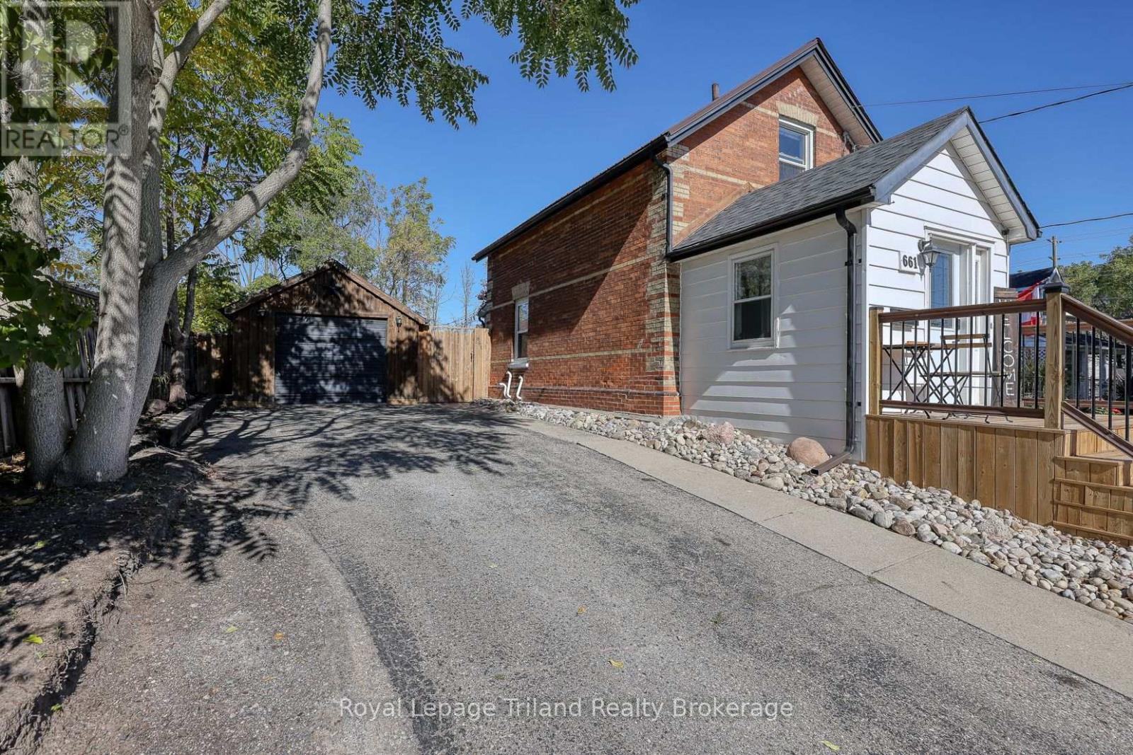 Front with garage - 661 Henry Street, Woodstock (Woodstock - South), ON - Outdoor