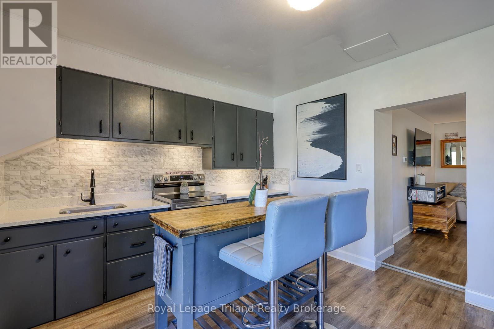 Eat In Kitchen - 661 Henry Street, Woodstock (Woodstock - South), ON - Indoor Photo Showing Kitchen