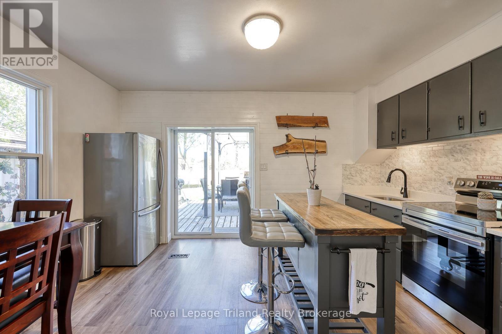 Eat In Kitchen - patio door to deck & yard - 661 Henry Street, Woodstock (Woodstock - South), ON - Indoor Photo Showing Kitchen