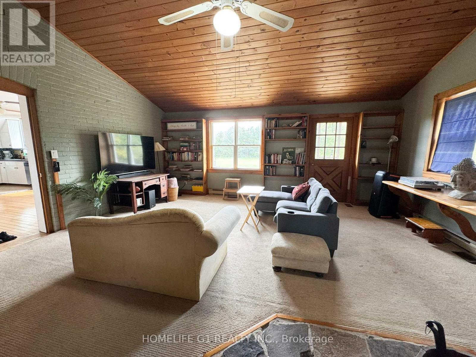 18692 Kennedy Road, Caledon, ON - Indoor Photo Showing Living Room