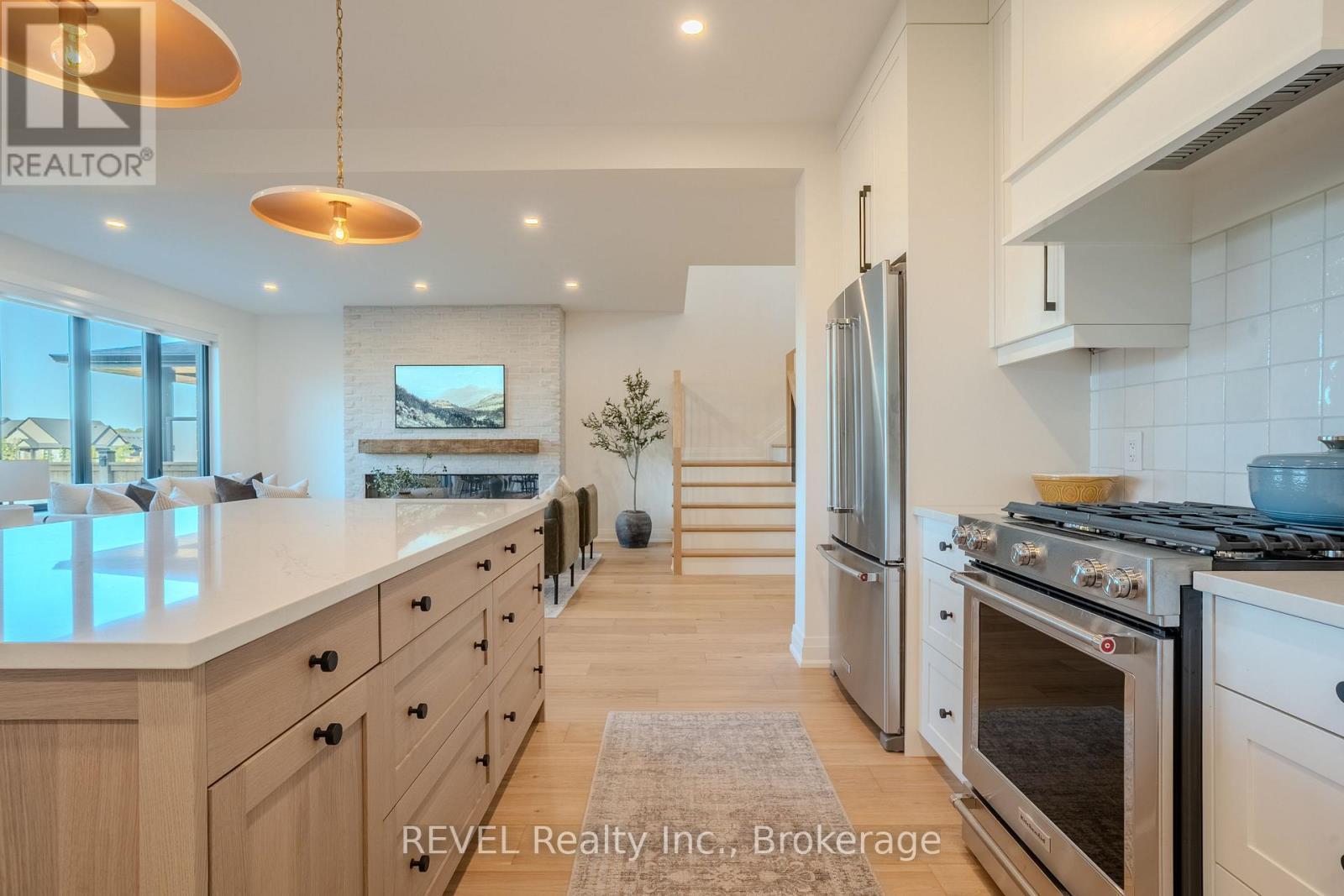 21 Arsenault Crescent, Pelham (Fonthill), ON - Indoor Photo Showing Kitchen With Upgraded Kitchen
