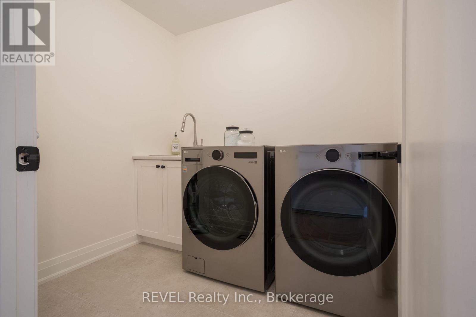 21 Arsenault Crescent, Pelham (Fonthill), ON - Indoor Photo Showing Laundry Room