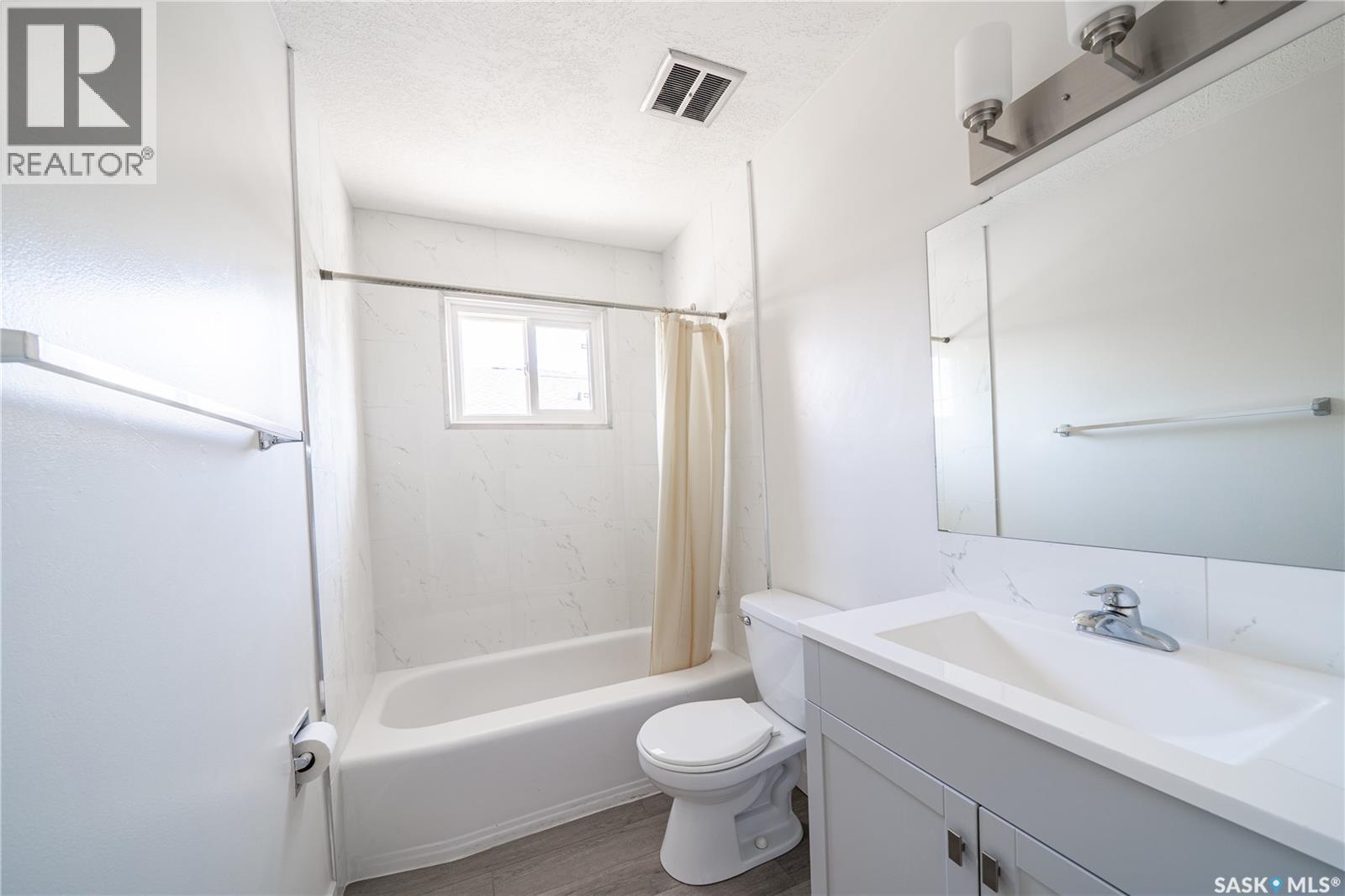 3111 Dewdney Avenue E, Regina, SK - Indoor Photo Showing Bathroom