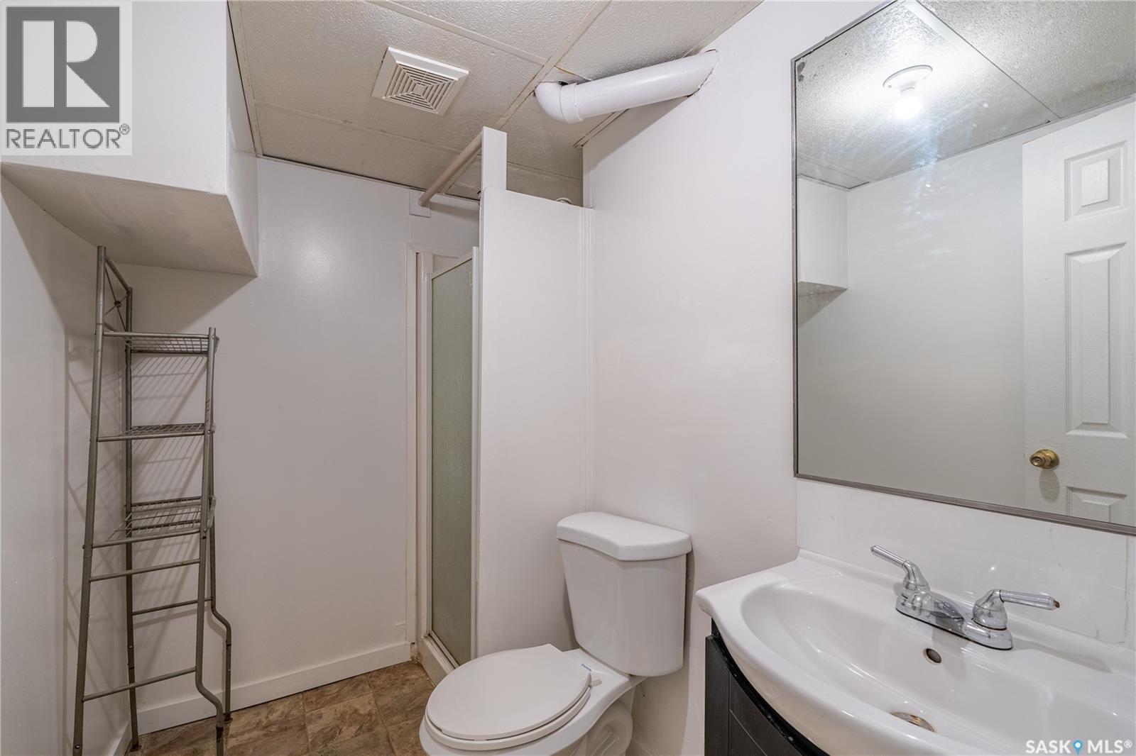 3111 Dewdney Avenue E, Regina, SK - Indoor Photo Showing Bathroom
