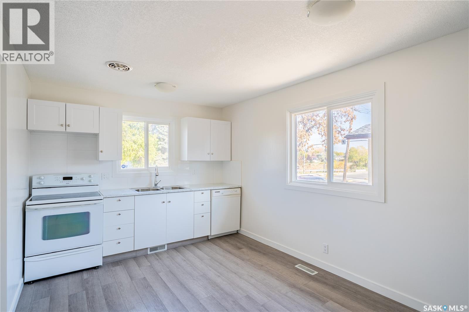 3111 Dewdney Avenue E, Regina, SK - Indoor Photo Showing Kitchen