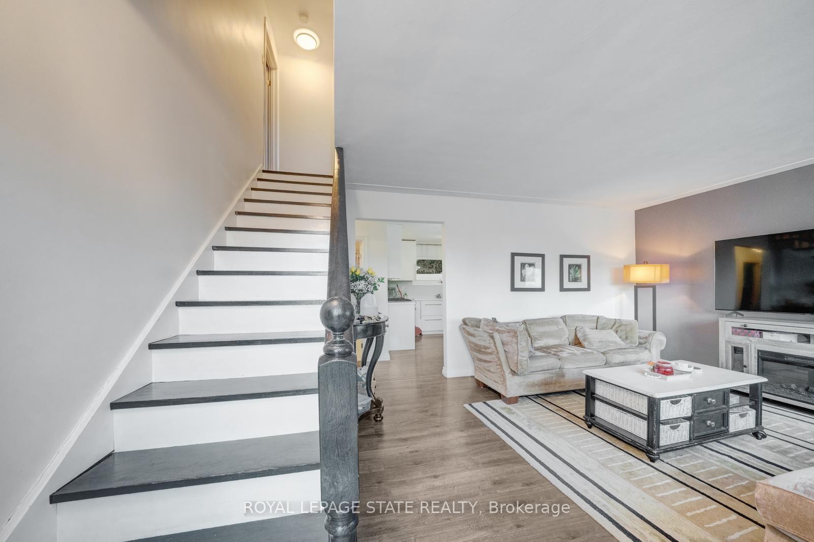 62 Brentwood Drive, Hamilton, ON - Indoor Photo Showing Living Room