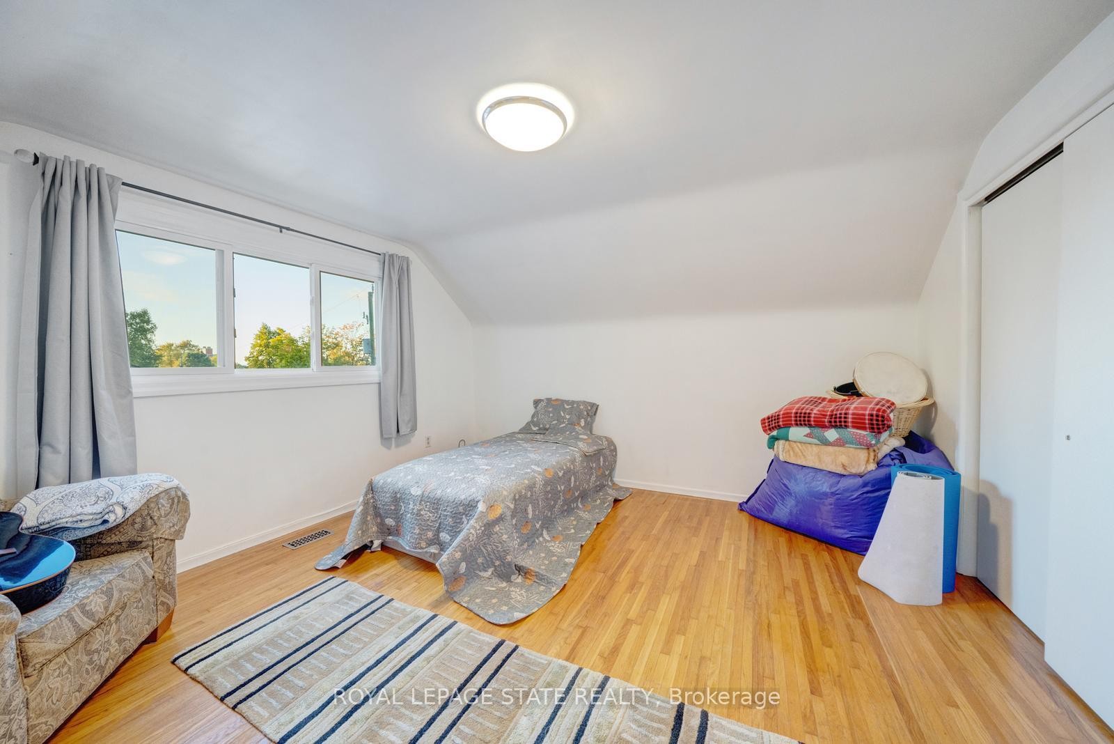 62 Brentwood Drive, Hamilton, ON - Indoor Photo Showing Bedroom