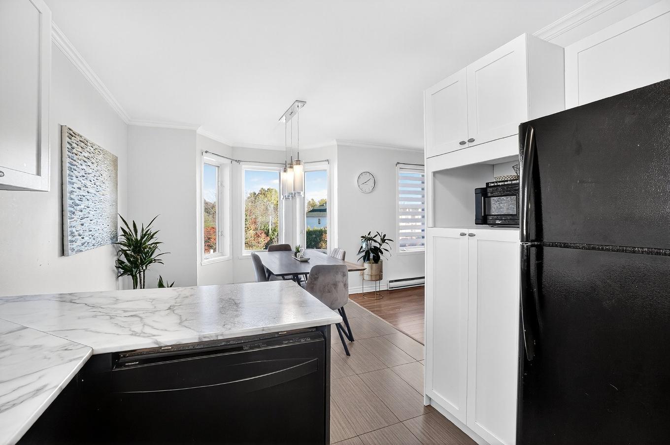 Overall view - 99 Boul. Jérobelle, Saint-Jérôme, QC - Indoor Photo Showing Kitchen