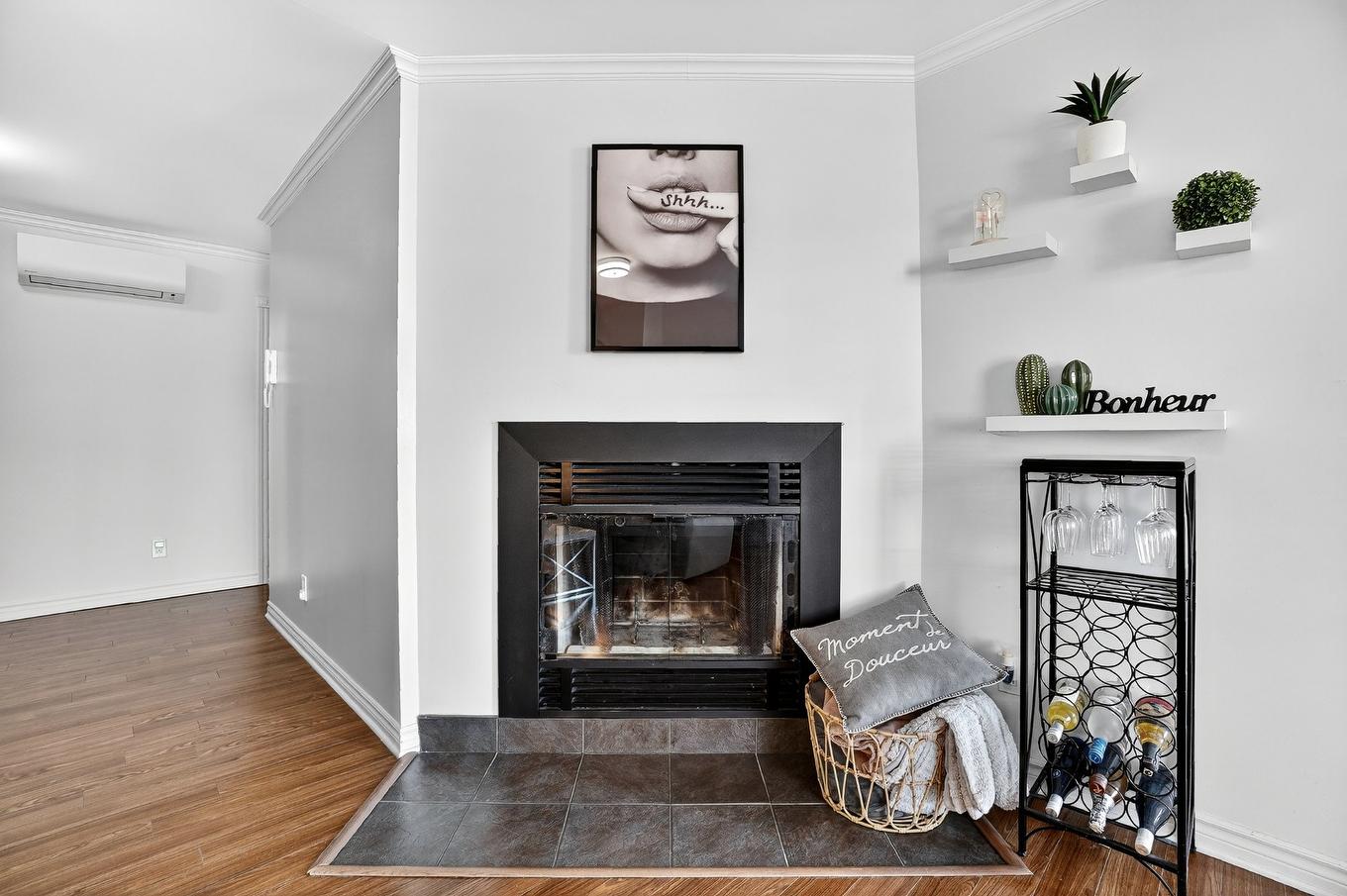 Living room - 99 Boul. Jérobelle, Saint-Jérôme, QC - Indoor Photo Showing Living Room With Fireplace