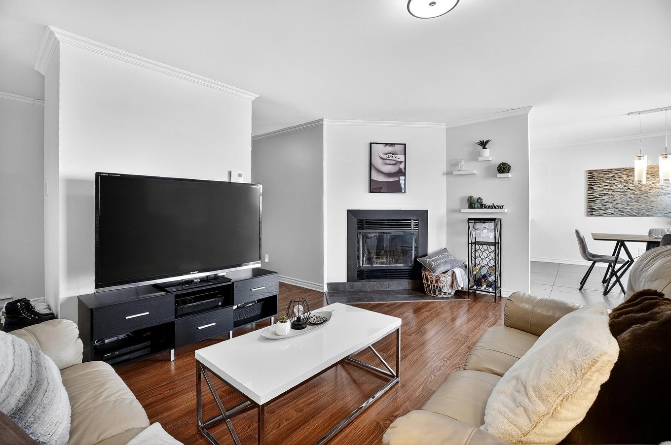 Living room - 99 Boul. Jérobelle, Saint-Jérôme, QC - Indoor Photo Showing Living Room With Fireplace