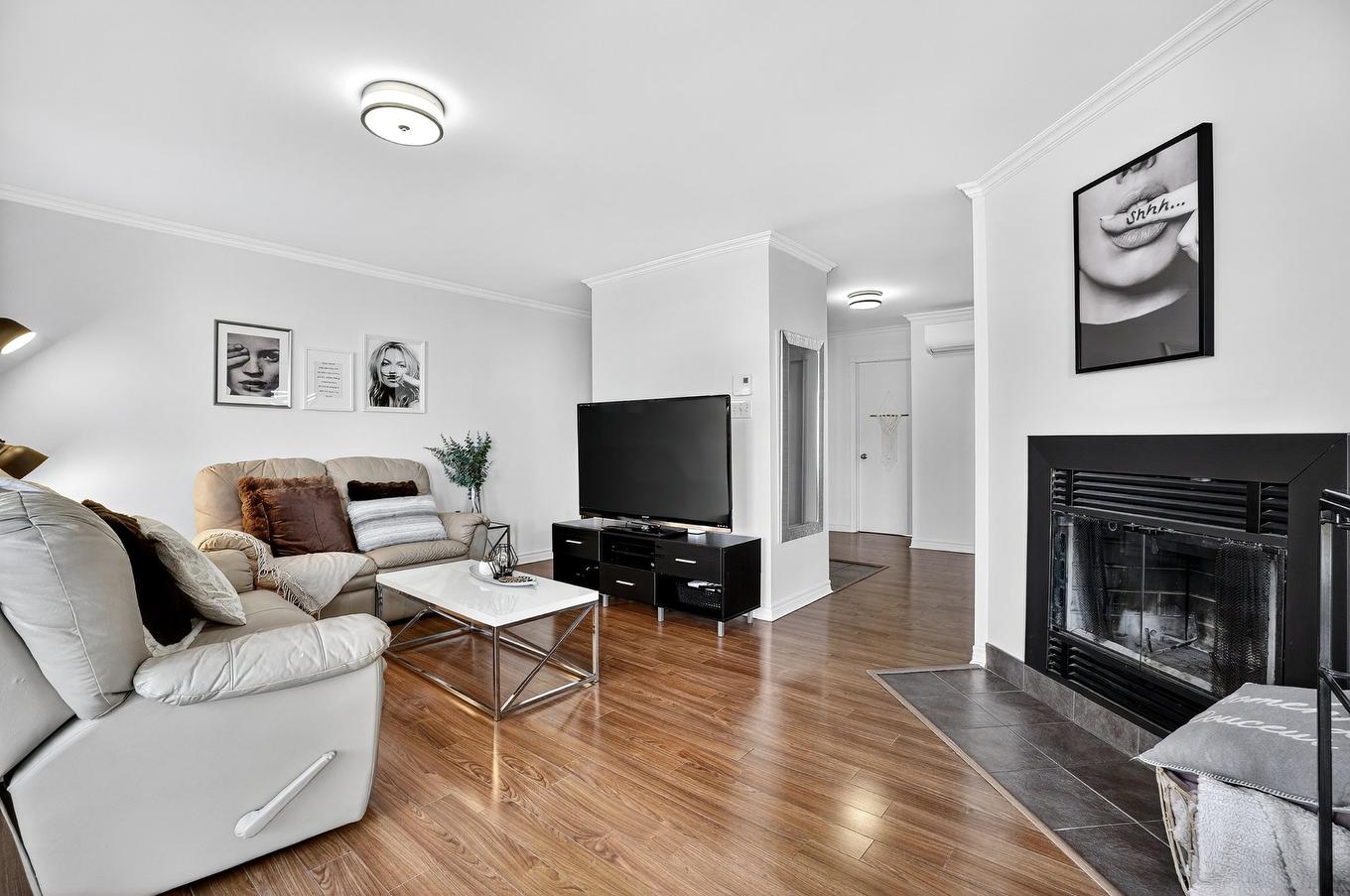 Living room - 99 Boul. Jérobelle, Saint-Jérôme, QC - Indoor Photo Showing Living Room With Fireplace