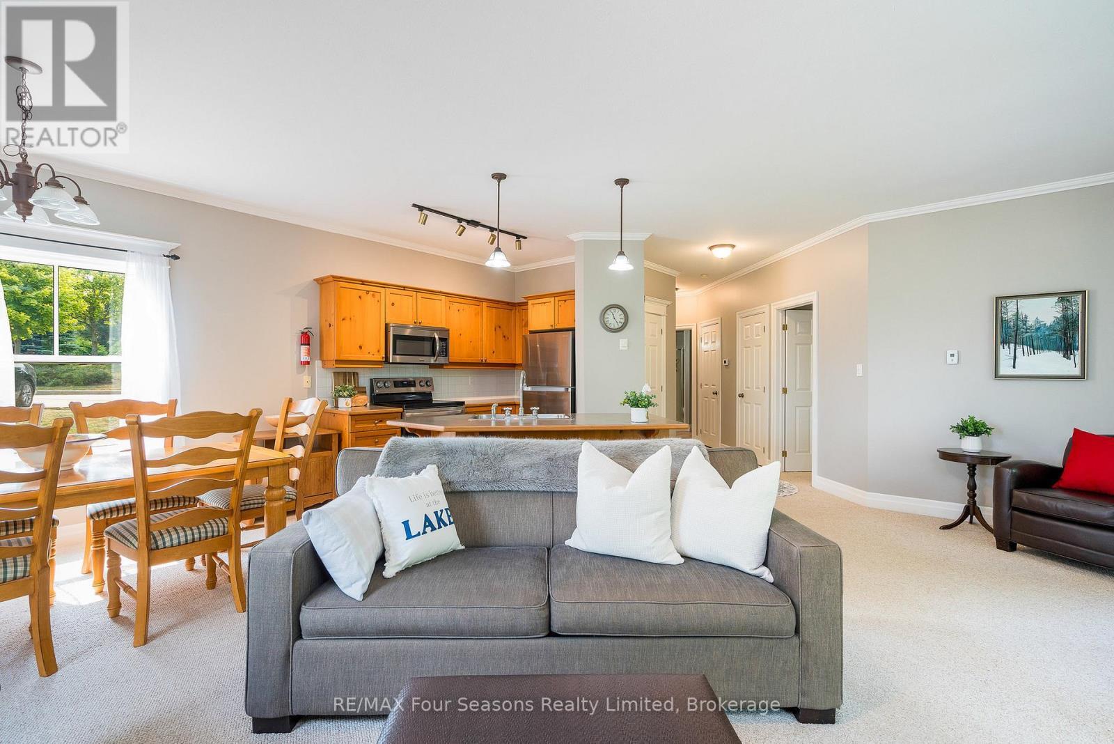 114 - 184 Snowbridge Way, Blue Mountains, ON - Indoor Photo Showing Living Room