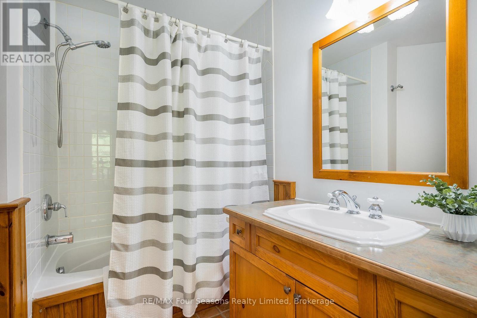 114 - 184 Snowbridge Way, Blue Mountains, ON - Indoor Photo Showing Bathroom