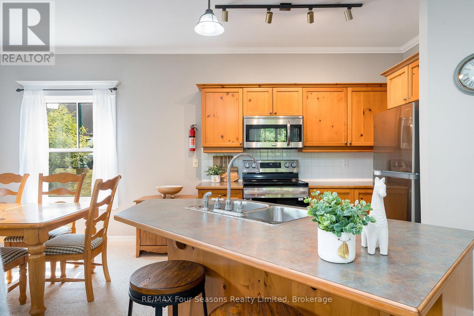 114 - 184 Snowbridge Way, Blue Mountains, ON - Indoor