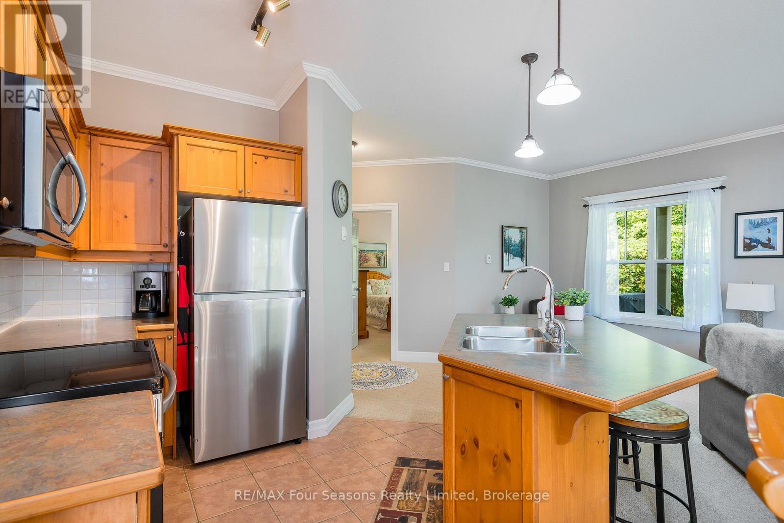 114 - 184 Snowbridge Way, Blue Mountains, ON - Indoor Photo Showing Kitchen With Double Sink