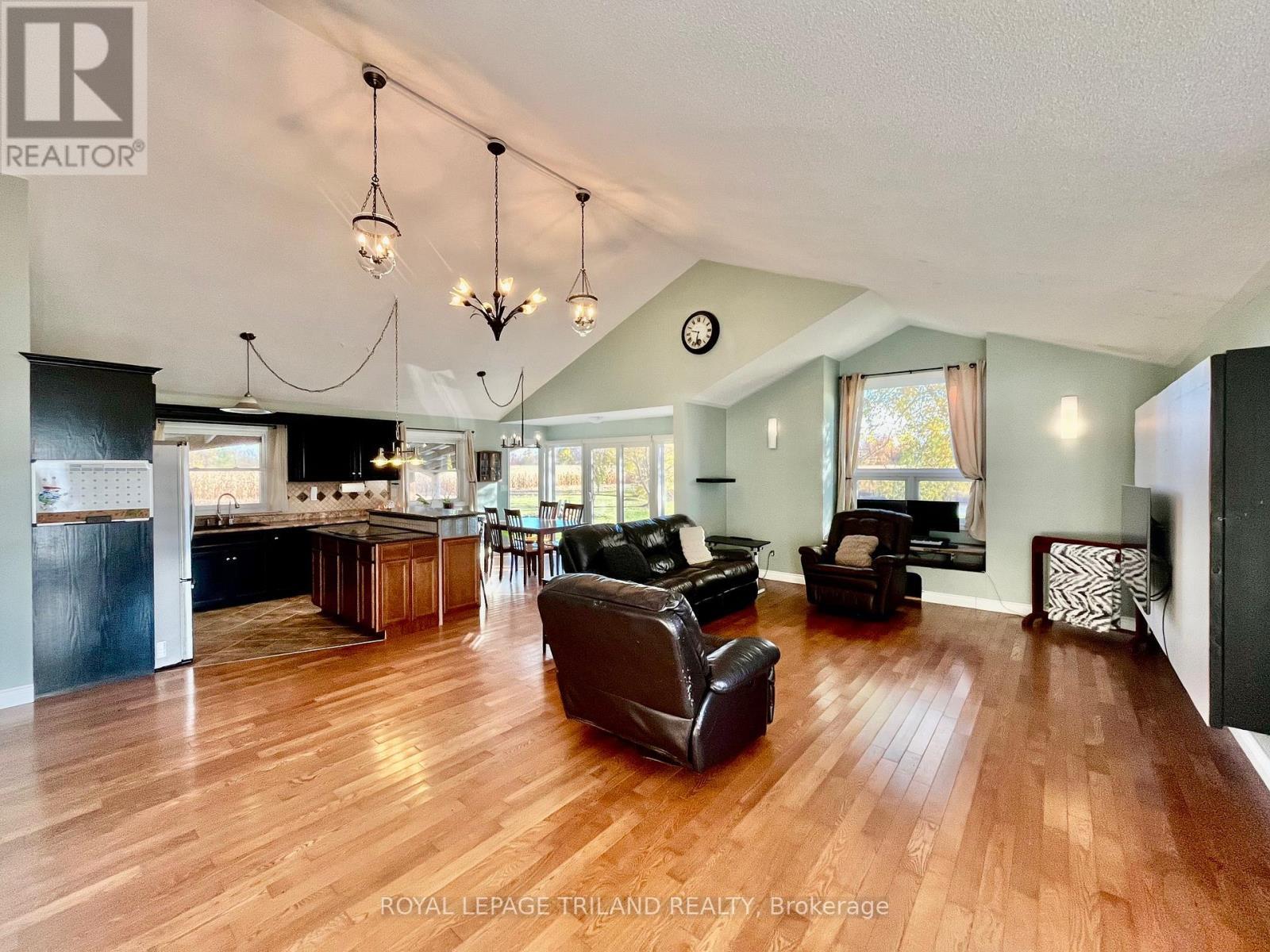 32896 Chalmers Line, Dutton/Dunwich (Iona), ON - Indoor Photo Showing Living Room