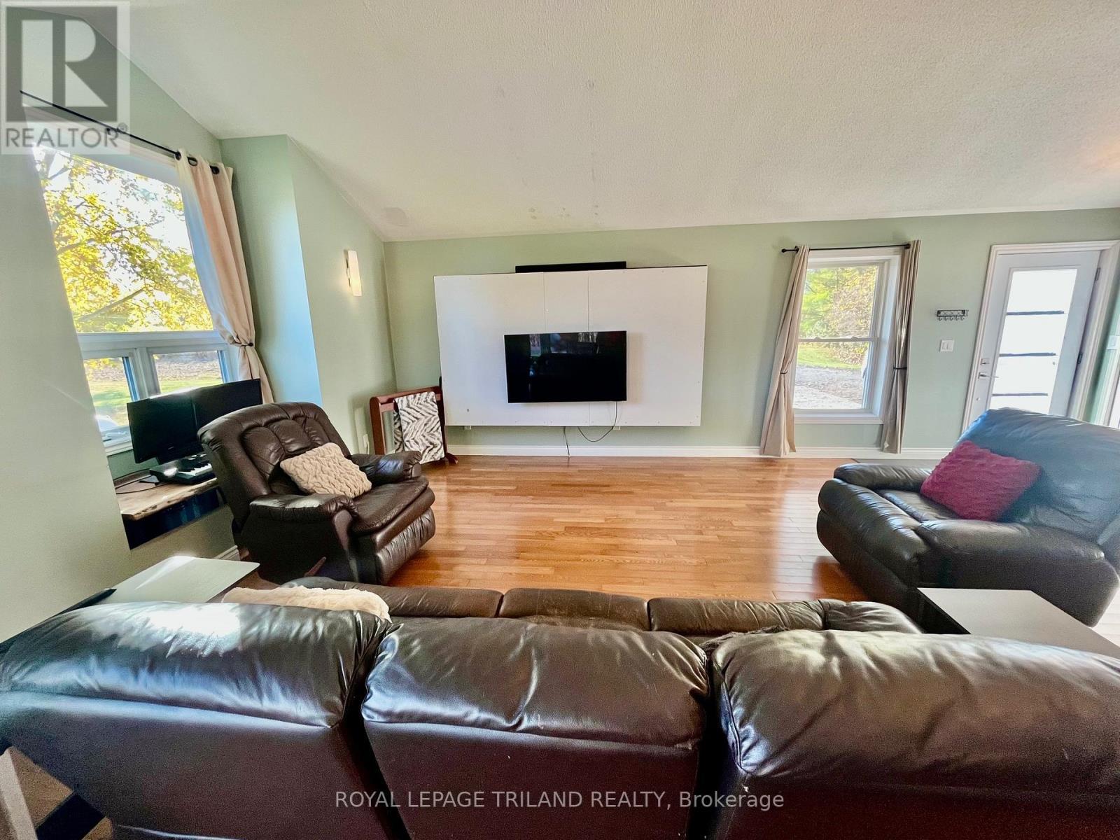 32896 Chalmers Line, Dutton/Dunwich (Iona), ON - Indoor Photo Showing Living Room