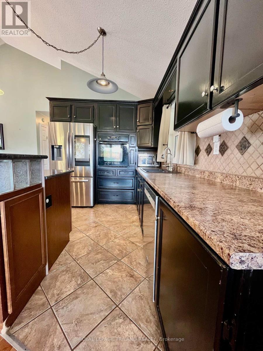 32896 Chalmers Line, Dutton/Dunwich (Iona), ON - Indoor Photo Showing Kitchen