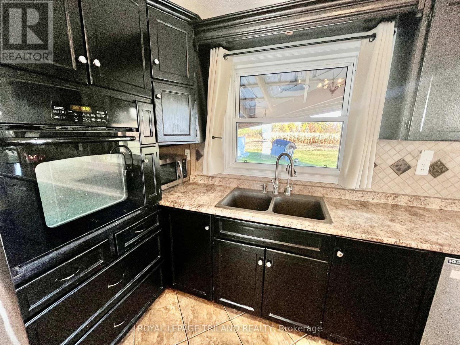 32896 Chalmers Line, Dutton/Dunwich (Iona), ON - Indoor Photo Showing Kitchen With Double Sink