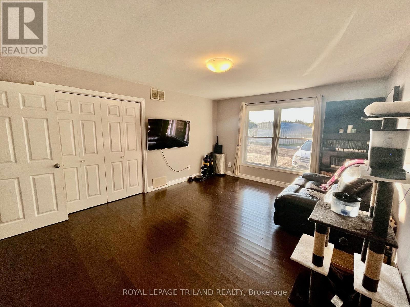 32896 Chalmers Line, Dutton/Dunwich (Iona), ON - Indoor Photo Showing Living Room
