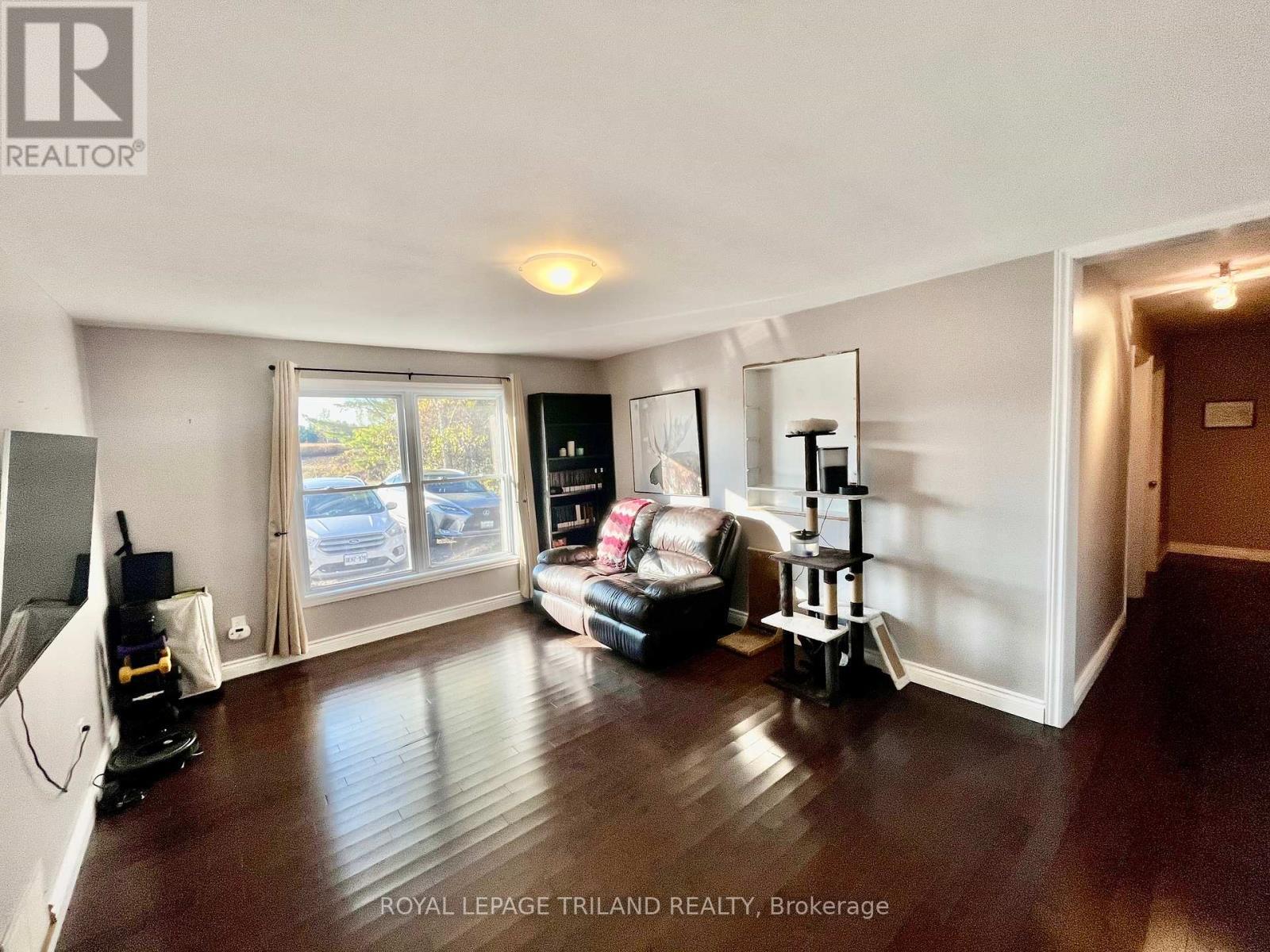 32896 Chalmers Line, Dutton/Dunwich (Iona), ON - Indoor Photo Showing Living Room