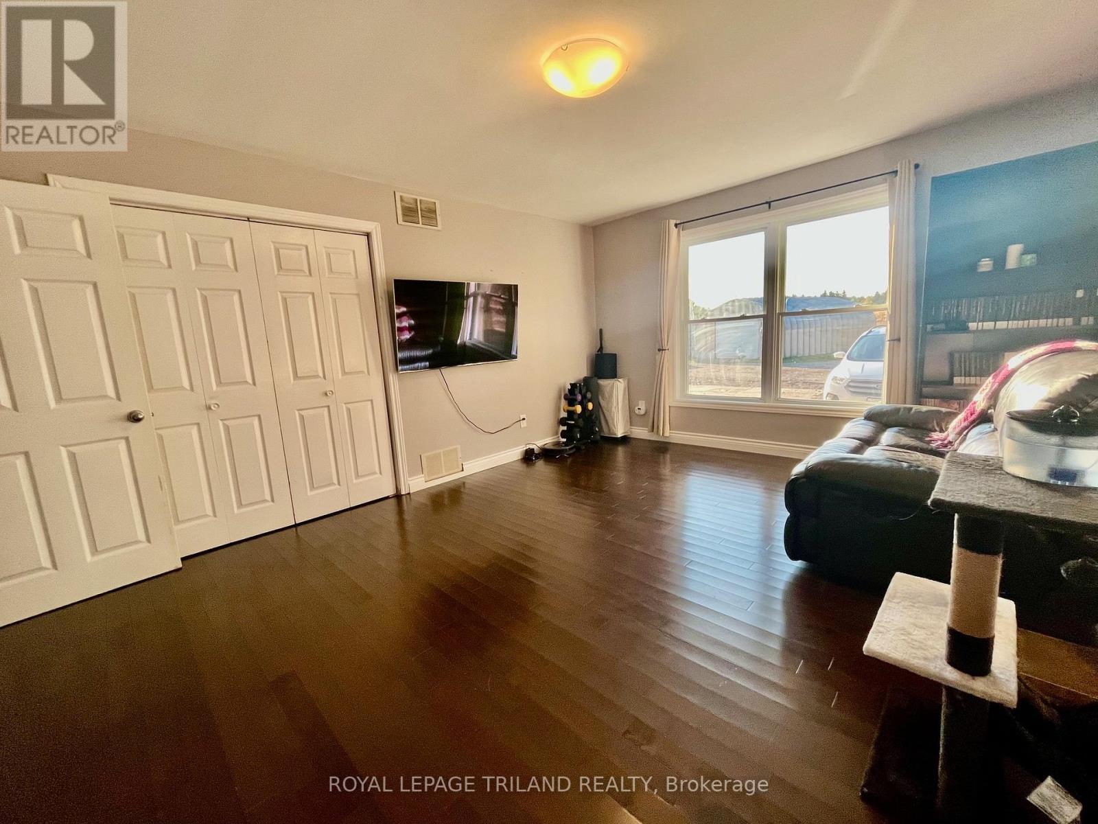 32896 Chalmers Line, Dutton/Dunwich (Iona), ON - Indoor Photo Showing Living Room