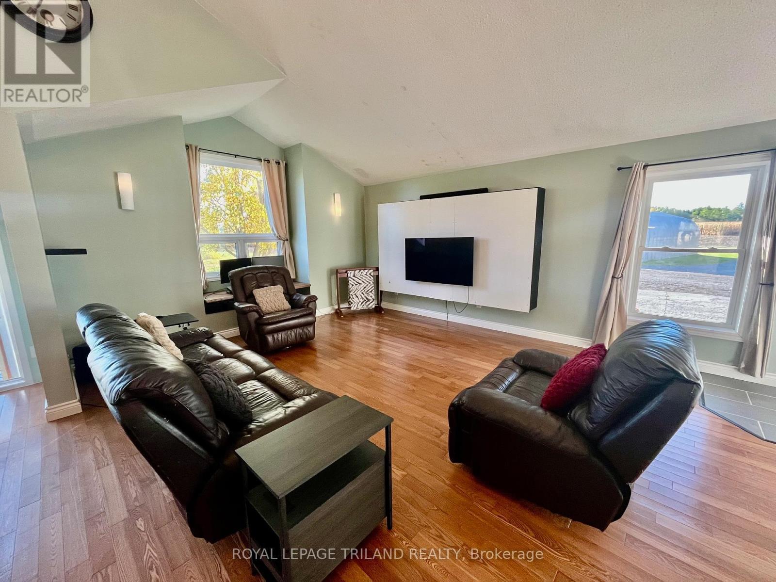32896 Chalmers Line, Dutton/Dunwich (Iona), ON - Indoor Photo Showing Living Room