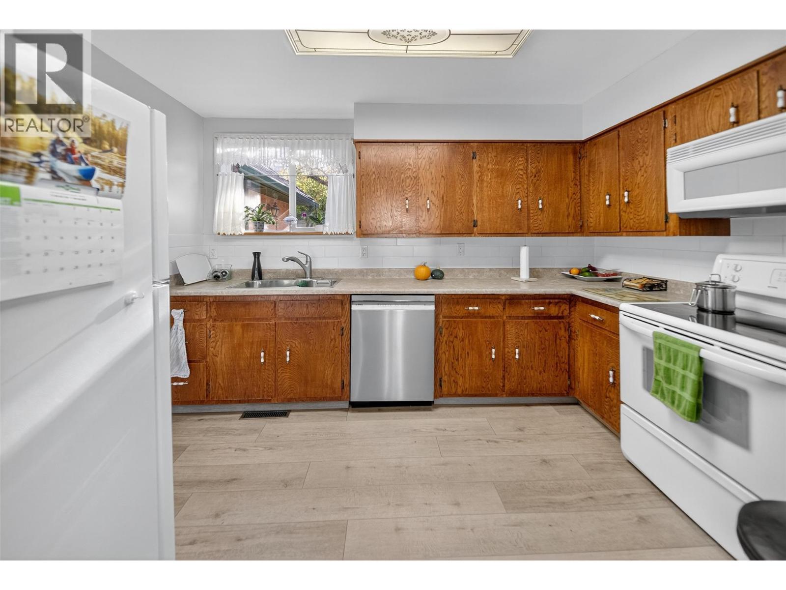 532 6Th Avenue, Fernie, BC - Indoor Photo Showing Kitchen With Double Sink