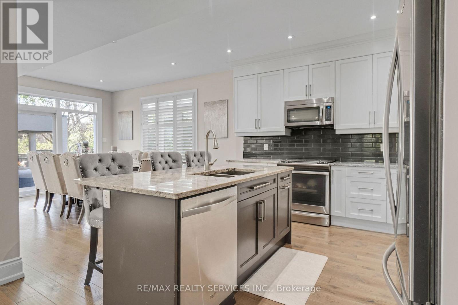 958 Beach Boulevard, Hamilton, ON - Indoor Photo Showing Kitchen With Stainless Steel Kitchen With Double Sink With Upgraded Kitchen