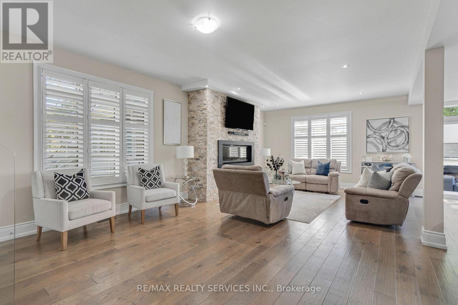 958 Beach Boulevard, Hamilton, ON - Indoor Photo Showing Living Room With Fireplace