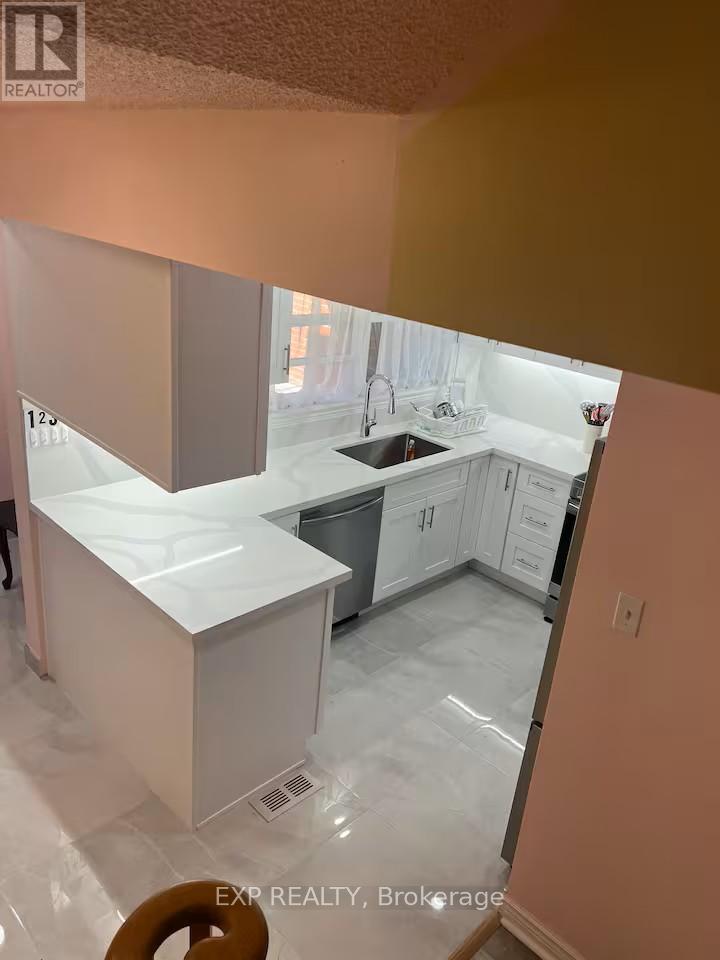 1070 Queens Avenue, Oakville, ON - Indoor