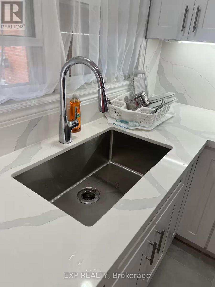 1070 Queens Avenue, Oakville, ON - Indoor Photo Showing Kitchen