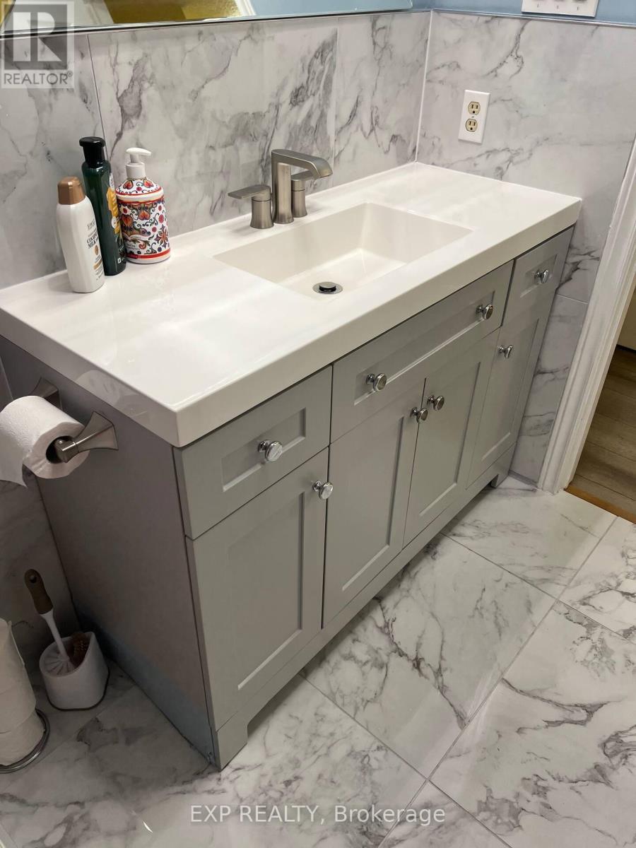 1070 Queens Avenue, Oakville, ON - Indoor Photo Showing Bathroom