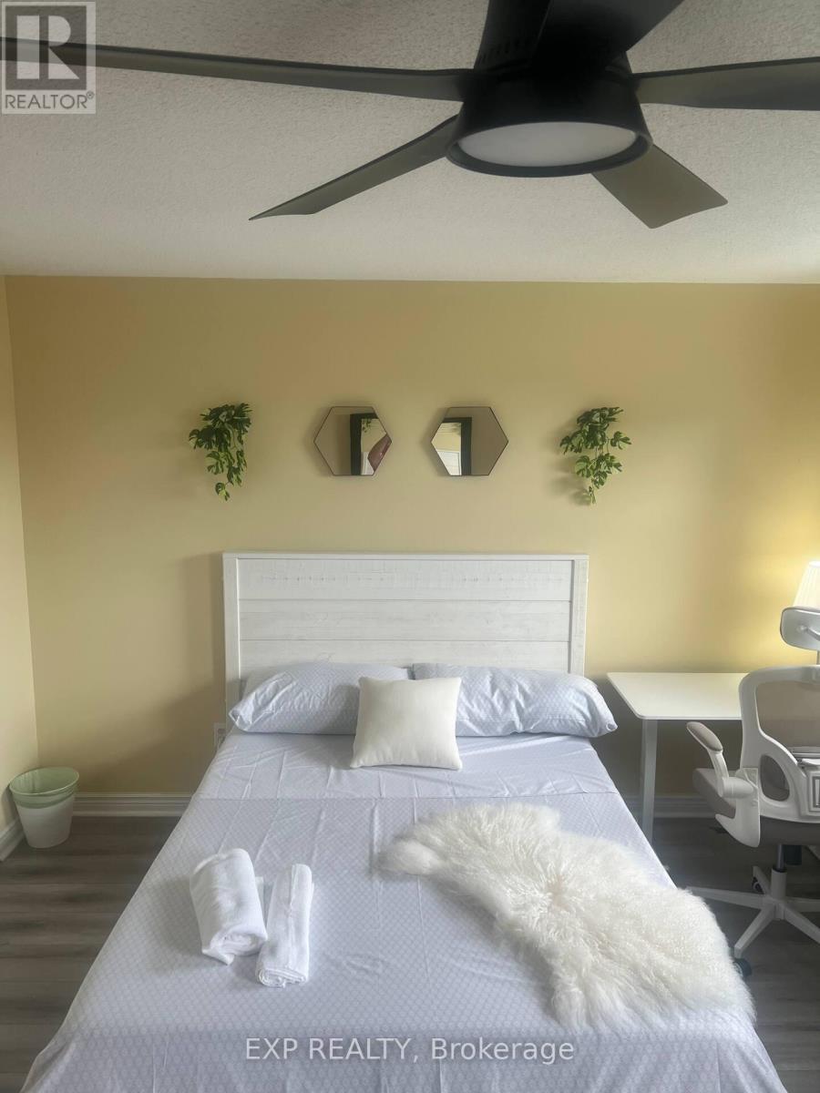 1070 Queens Avenue, Oakville, ON - Indoor Photo Showing Bedroom