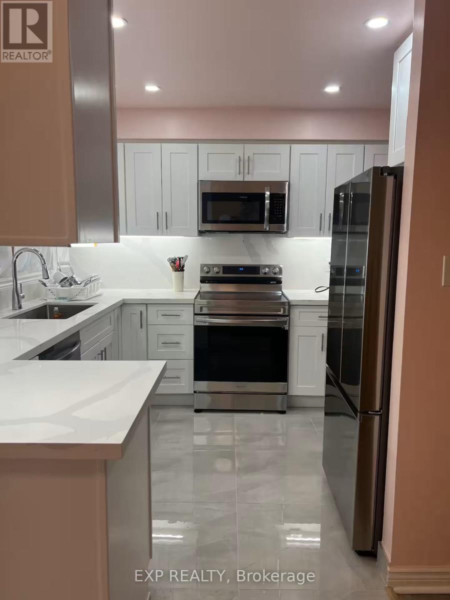 1070 Queens Avenue, Oakville, ON - Indoor Photo Showing Kitchen With Upgraded Kitchen