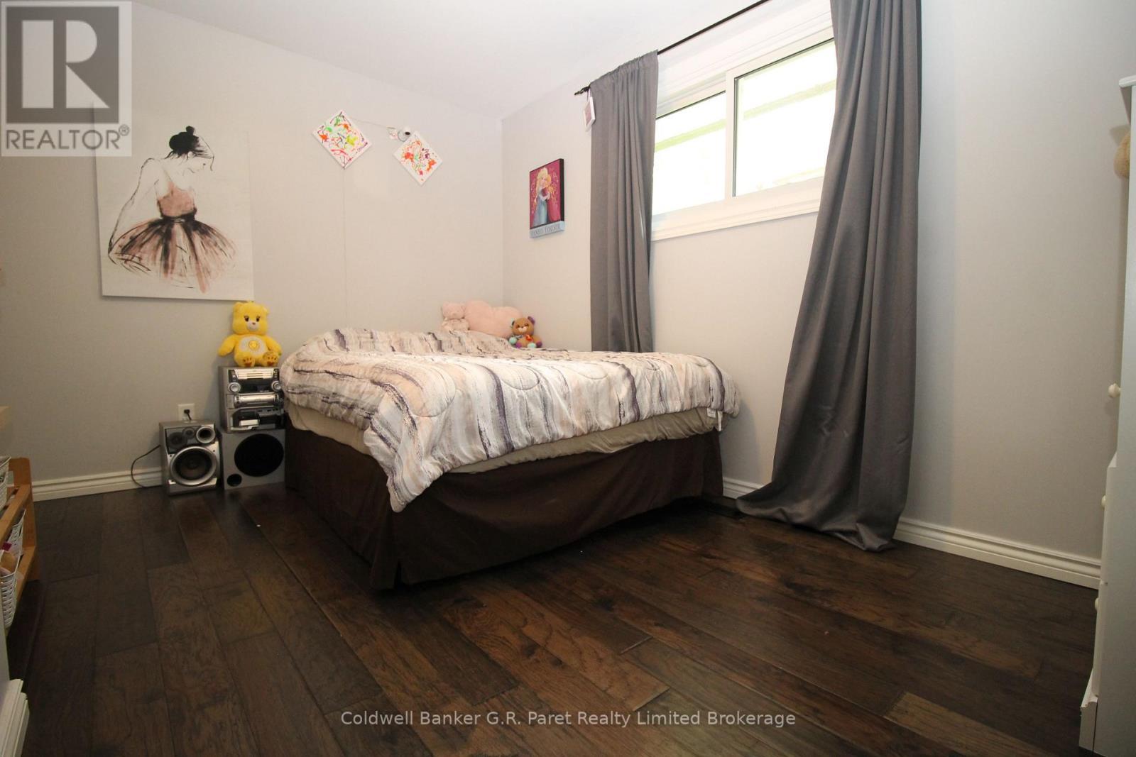 104 Simcoe Crescent, Middlesex Centre (Komoka), ON - Indoor Photo Showing Bedroom