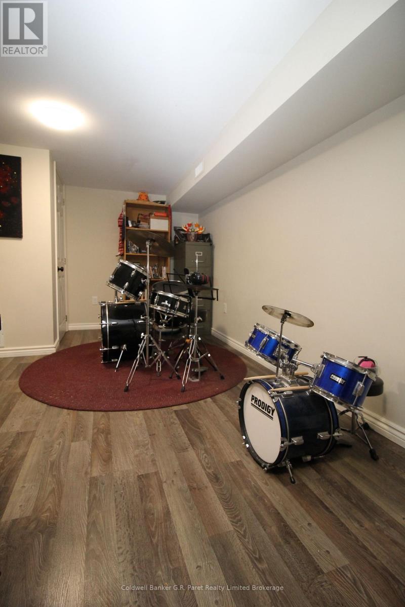 104 Simcoe Crescent, Middlesex Centre (Komoka), ON - Indoor Photo Showing Gym Room