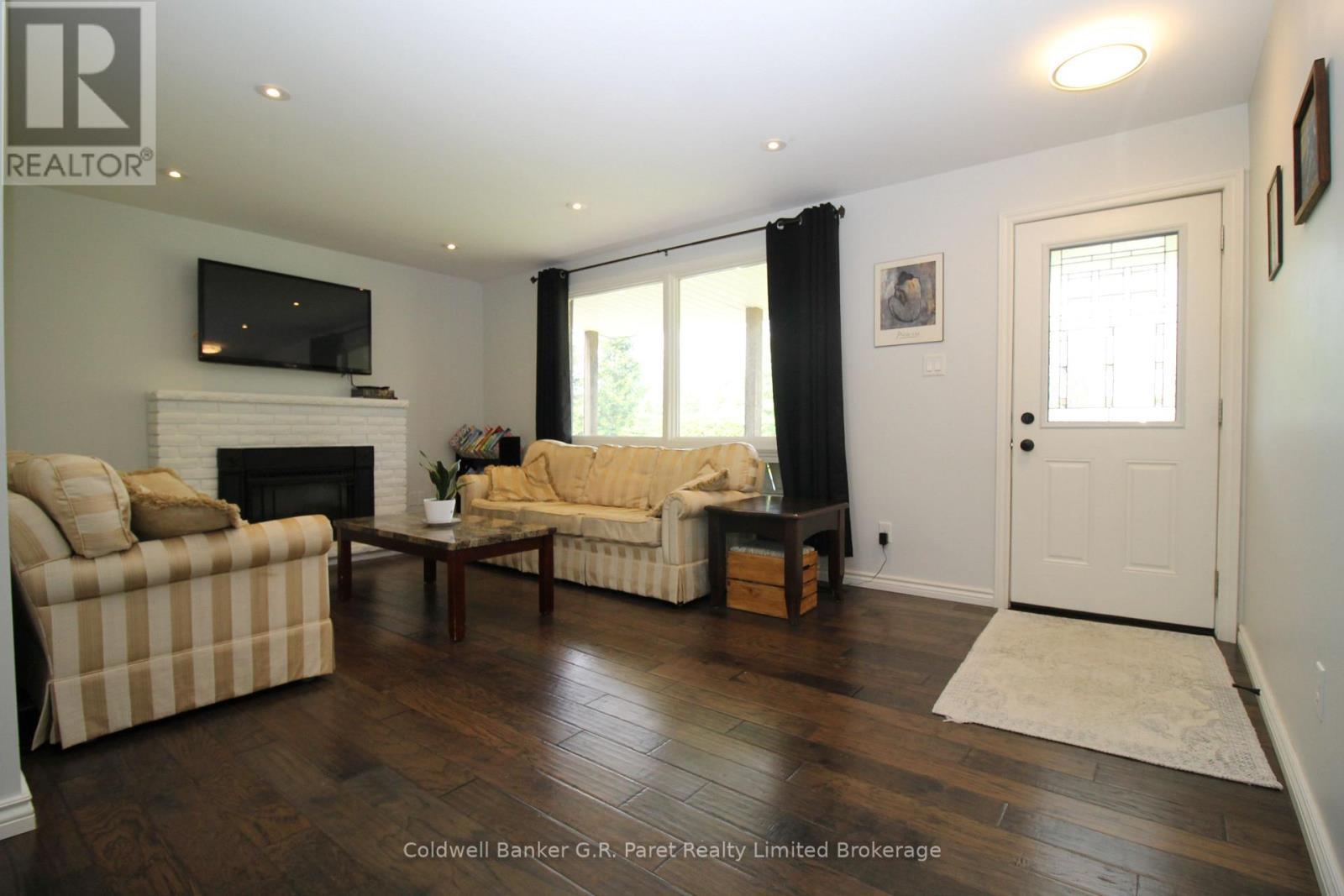 104 Simcoe Crescent, Middlesex Centre (Komoka), ON - Indoor Photo Showing Living Room With Fireplace