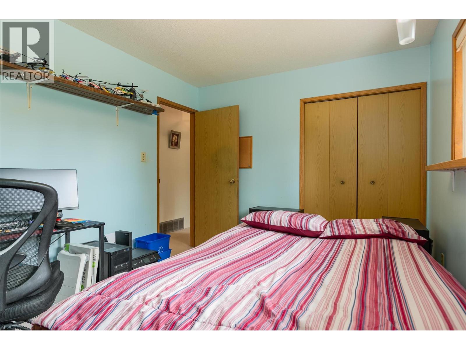 1764 Green Road, Fruitvale, BC - Indoor Photo Showing Bedroom
