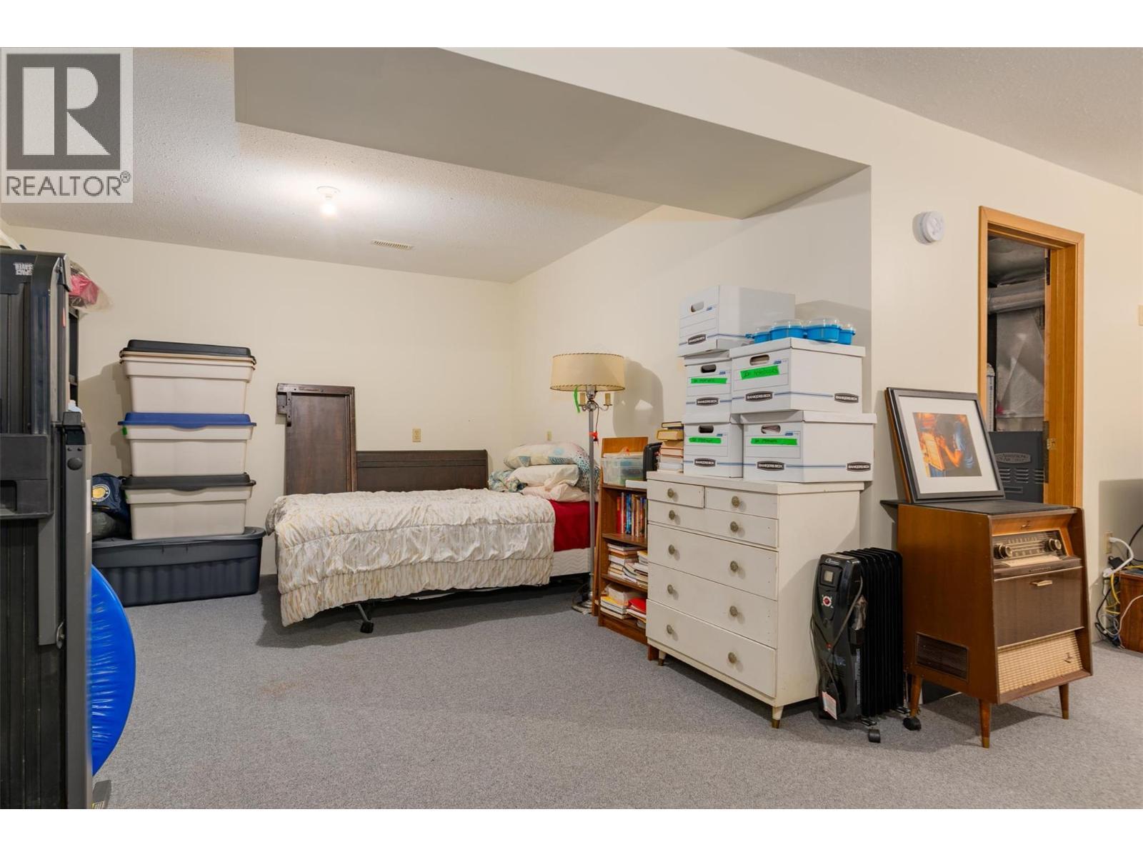 1764 Green Road, Fruitvale, BC - Indoor Photo Showing Bedroom