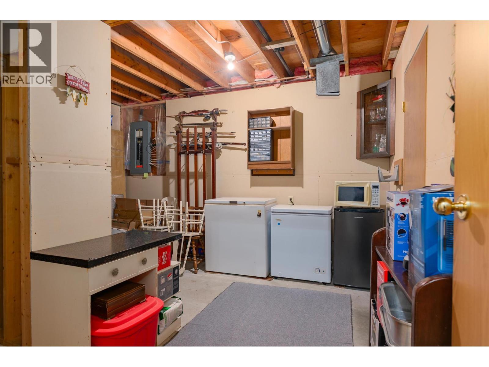 1764 Green Road, Fruitvale, BC - Indoor Photo Showing Laundry Room