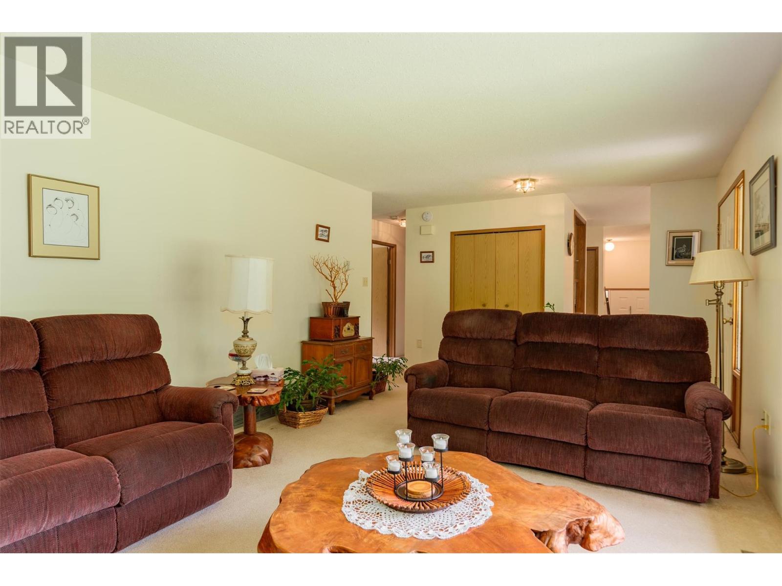 1764 Green Road, Fruitvale, BC - Indoor Photo Showing Living Room
