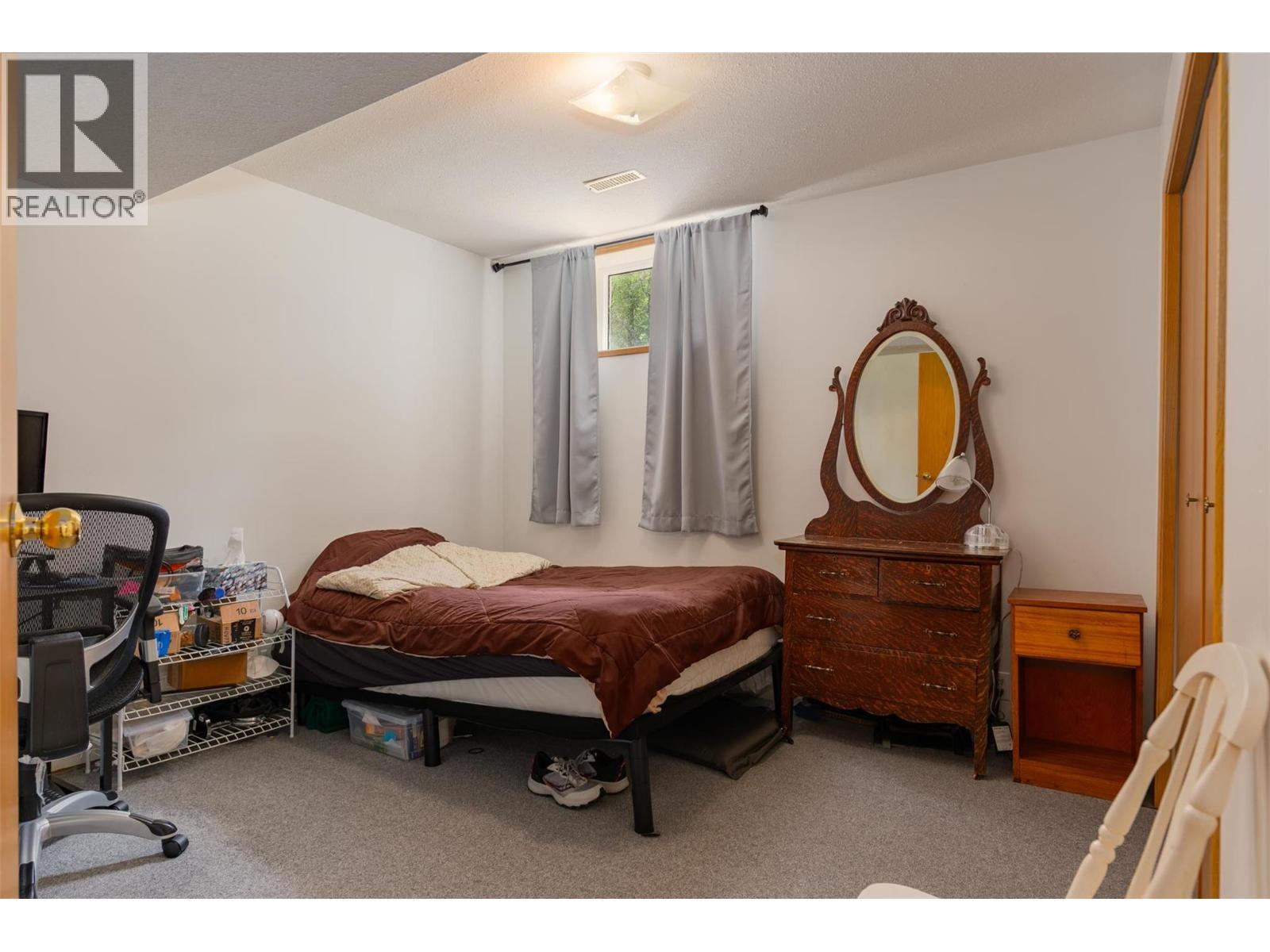 1764 Green Road, Fruitvale, BC - Indoor Photo Showing Bedroom
